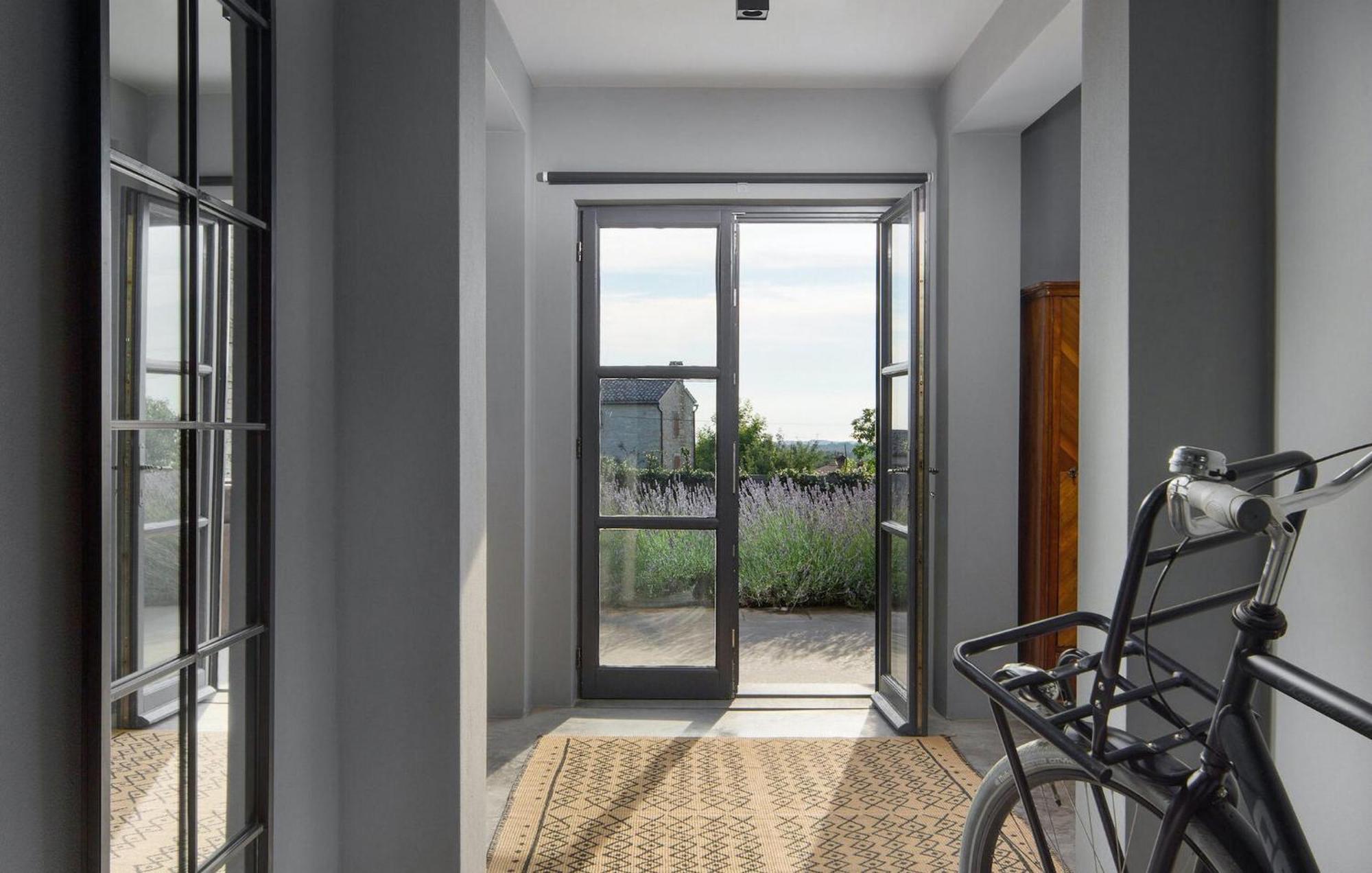 Cozy Home In Tinjan With Outdoor Swimming Pool Buitenkant foto