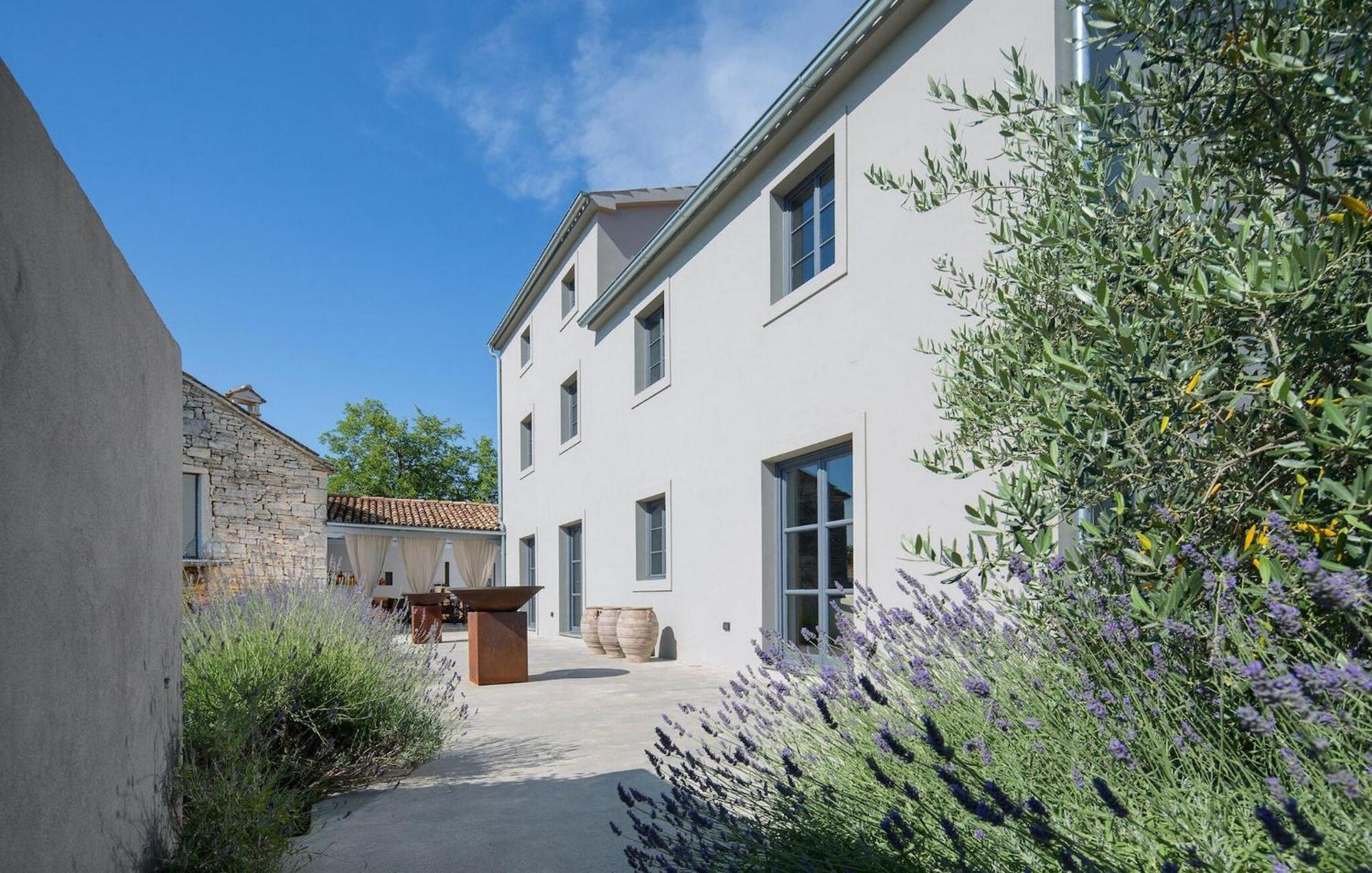 Cozy Home In Tinjan With Outdoor Swimming Pool Buitenkant foto