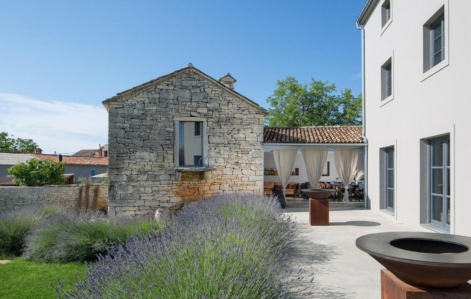 Cozy Home In Tinjan With Outdoor Swimming Pool Buitenkant foto