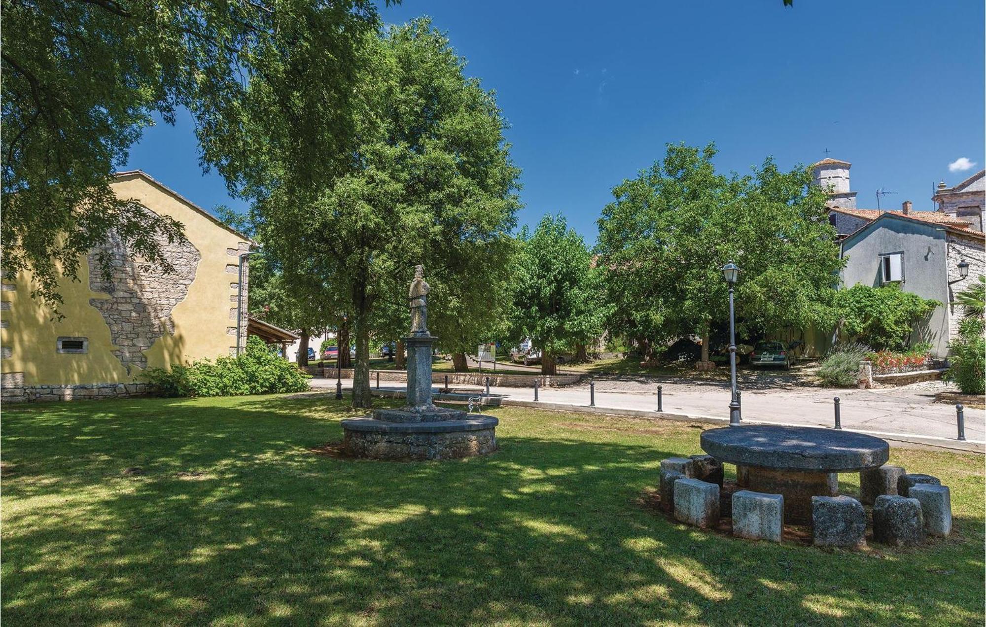 Cozy Home In Tinjan With Outdoor Swimming Pool Buitenkant foto